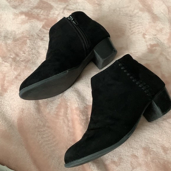 Zip up black boots with low heal - Picture 3 of 6